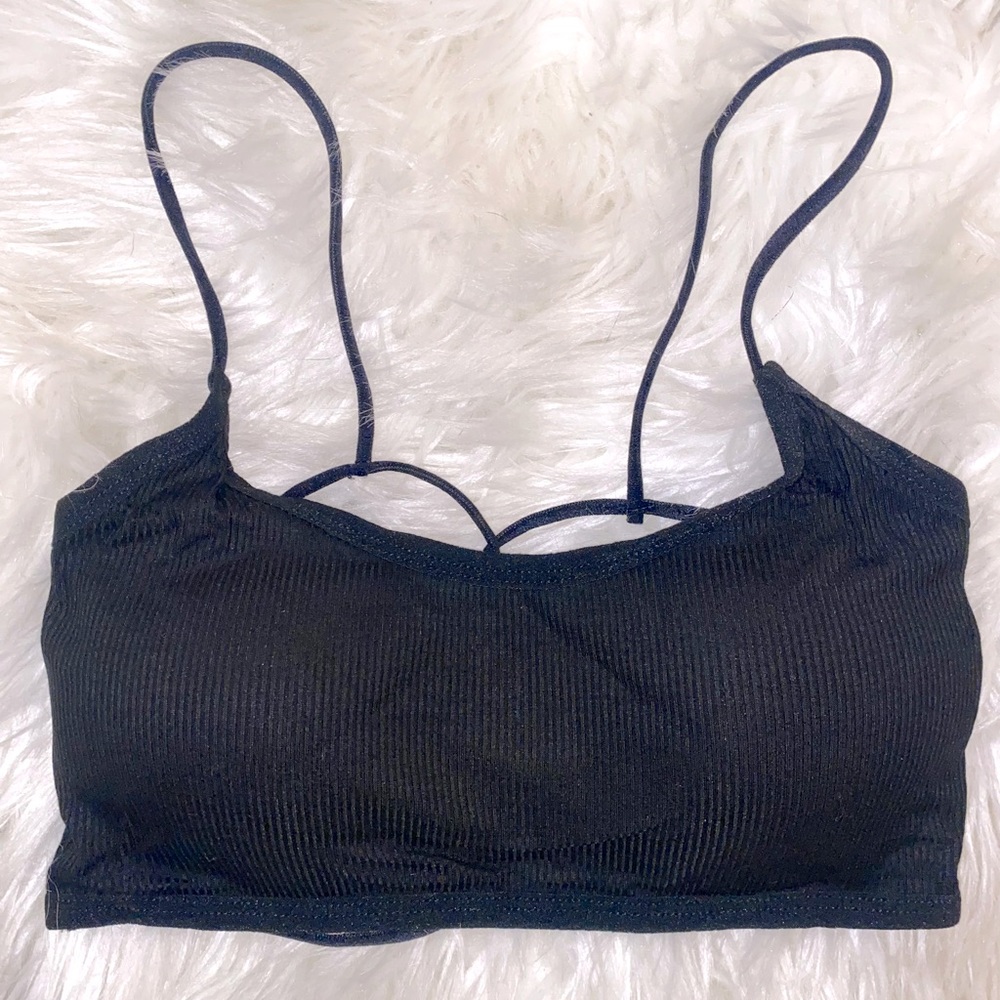 Cross back strappy sports bra